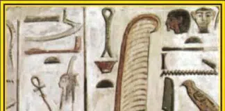 Die ägyptische Göttin der Weisheit, Wahrheit und Gerechtigkeit - Ma'at erkennt man an einer Feder auf ihrem Kopf.