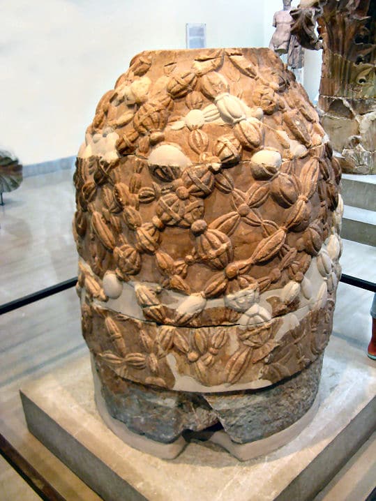 Der Omphalos im Museum von Delphi