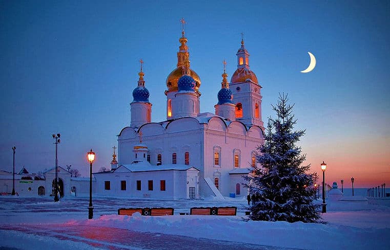 Orthodoxe Christen haben oft  farbintensive Gotteshäuser: hier Tobolsk in Sibirien