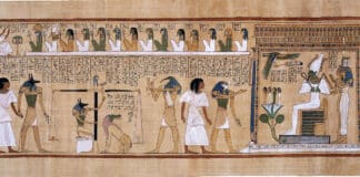 Papyrus, welches das Totengericht der alten Ägypter zeigt. Rechts auf dem Thron sitzt Osiris - der weise und gütige Gott des Totenreiches.