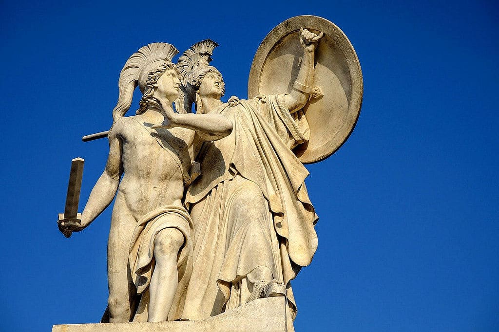 Die griechische Göttin Athene schützt den Helden Achill im Trojanischen Krieg.