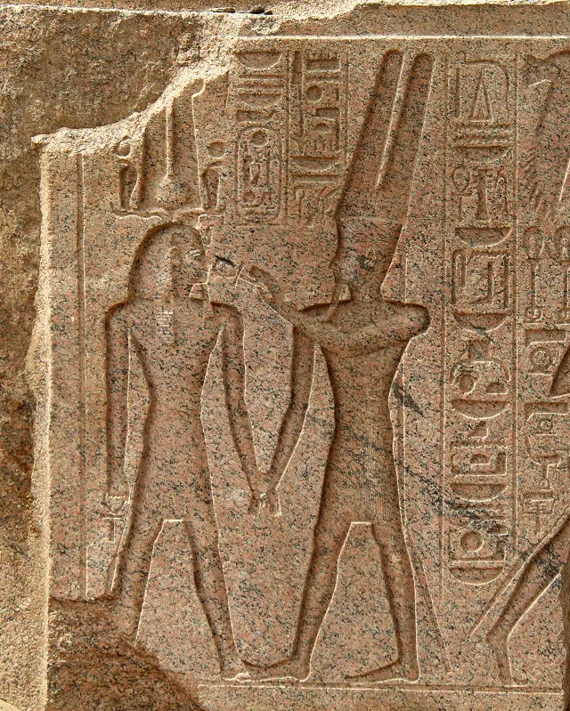 Gott Amun-Re hält Ramses II. das Lebenszeichen an die Nase mit den Worten: „Hiermit gebe ich dir alles Leben, Beständigkeit und Wohlergehen, alle Gesundheit, alle Herzensfreude, alle Tüchtigkeit, alle Stärke.“ (Wikipedia)