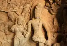 Shiva und Parvati bei ihrer Hochzeit. Hinter der Göttin steht ihr Vater Himavat, die göttliche Personifikation der Himalaja Berge.