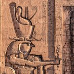Statue in Edfu, die Horus mit der Doppelkrone aber auch als Sonnengott zeigt - klein in seiner rechten Hand