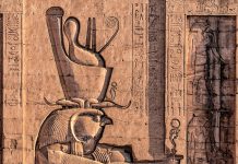 Statue in Edfu, die Horus mit der Doppelkrone aber auch als Sonnengott zeigt - klein in seiner rechten Hand