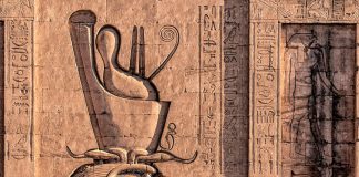 Statue in Edfu, die Horus mit der Doppelkrone aber auch als Sonnengott zeigt - klein in seiner rechten Hand