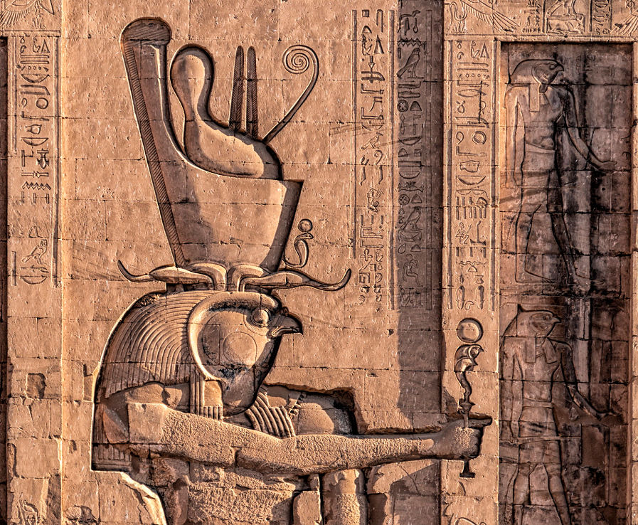 Statue in Edfu, die Horus mit der Doppelkrone aber auch als Sonnengott zeigt - klein in seiner rechten Hand