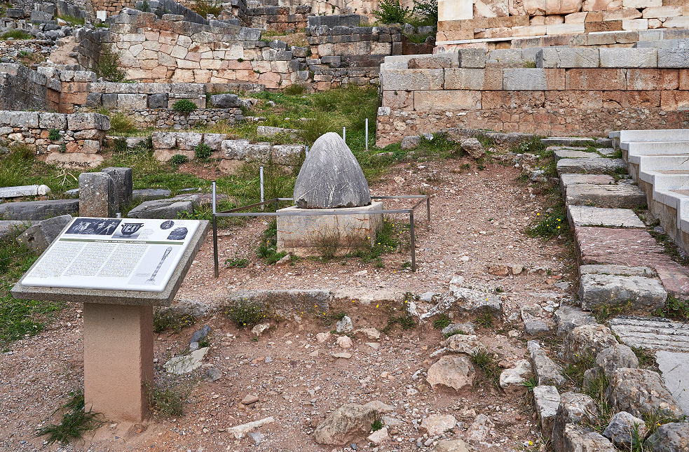 Mit diesem in Delphi Stein hat es eine besondere Bewandtnis - es ist der Omphalos, im antiken Griechenland der Mittelpunkt, der Nabel der ganzen Welt. 