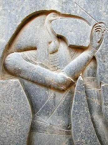 Den Ibiskopf und die Schreibfeder sieht man auf diesem Relief in Luxor sehr gut. 