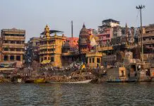Trauerrituale in anderen Kulturen: Im Hinduismus werden die Toten den heiligen Flüssen übergeben.