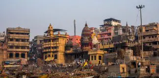 Trauerrituale in anderen Kulturen: Im Hinduismus werden die Toten den heiligen Flüssen übergeben.