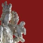 Die griechische Göttin des Glücks, des Zufalls und des Schicksals Tyche (römisch: Fortuna) mit dem kindlichen Gott Pluto symbolisiert auch Wohlstand und Reichtum.