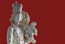 Die griechische Göttin des Glücks, des Zufalls und des Schicksals Tyche (römisch: Fortuna) mit dem kindlichen Gott Pluto symbolisiert auch Wohlstand und Reichtum.