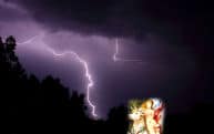 Zeus spricht mit Blitz und Donner