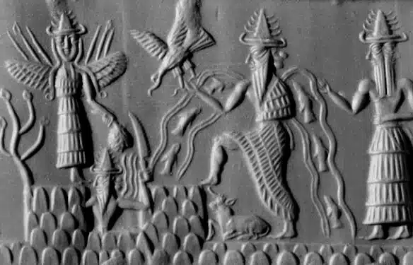 Rechtsmittig ist Enki zu sehen, der Gott des Süßwassers und der Weisheit. Aus seinen Schultern entspringen die Flüsse Euphrat und Tigris. Ganz links steht Inanna, die Liebes-und Kriegsgöttin. 