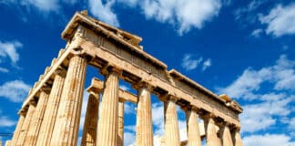 Der bekannteste griechische Tempel ist der Parthenon auf der Akropolis von Athen, welcher der Weisheits-Göttin Athena gewidmet ist.