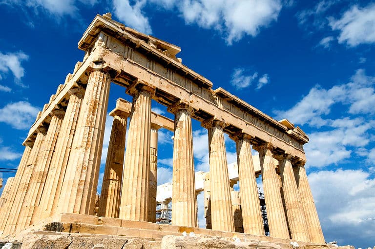 Der bekannteste griechische Tempel ist der Parthenon auf der Akropolis von Athen, welcher der Weisheits-Göttin Athena gewidmet ist.