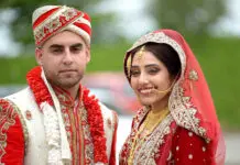 Viele Hochzeitstraditionen sind mit farbenprächtiger Kleidung von Braut und Bräutigam verbunden - hier ein asiatisch muslimisches Paar.
