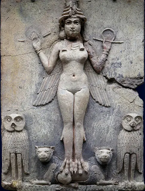 Die nackte Göttin Ishtar und ihre Tiere. In den Händen hält sie Schlangen.
