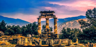 Orakel von Delphi, ca 150 km nw von Athen gelegen.