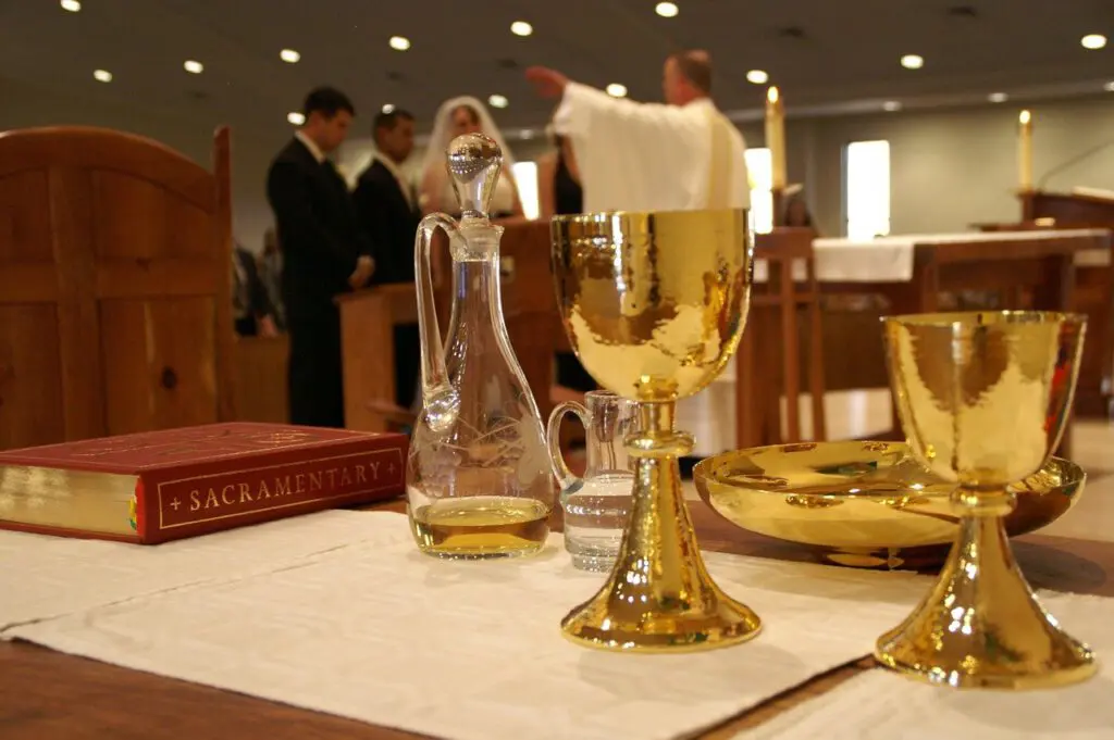Die heiligen Sakramente - typisch für eine römisch-katholische Hochzeit von Christen.