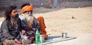 Sadhus in der heiligen Stadt_am_Ganges