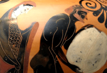 Sisyphus, der gewitzte König des antiken Korinth, überlistet den Tod und den Gott der Toten, Hades, und starb erst im hohen Alter, was ihn zum Mythos werden ließ. Nach seinem Tod muss er im Tartaros arbeiten. Persephone beaufsichtigt ihn.