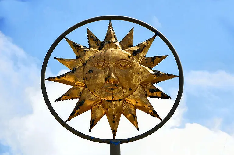 Die Sonne gilt in vielen Kulturen als ein oder gar das Symbol für einen Gott.