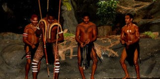 Die weit zurück reichende Tattoo Geschichte Die Geschichte von Tattoos begann wohl unabhängig voneinander in verschiedenen Gegenden der Erde.