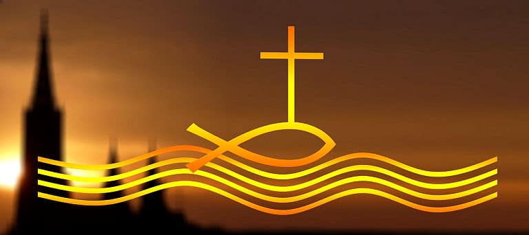 Die Taufe wird begleitet von den wichtigsten Symbolen des christlichen Glaubens.