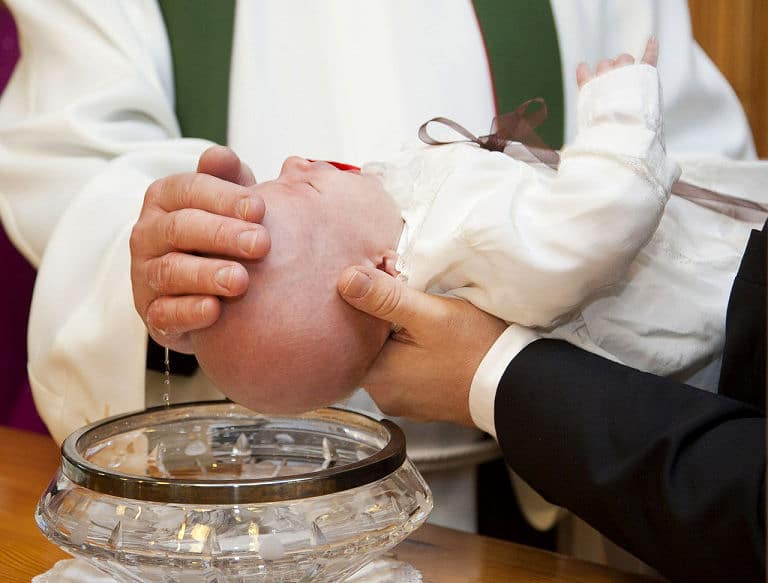 Die Taufe selbst - der Kopf des Kindes wird vom Priester mit Wasser benetzt.