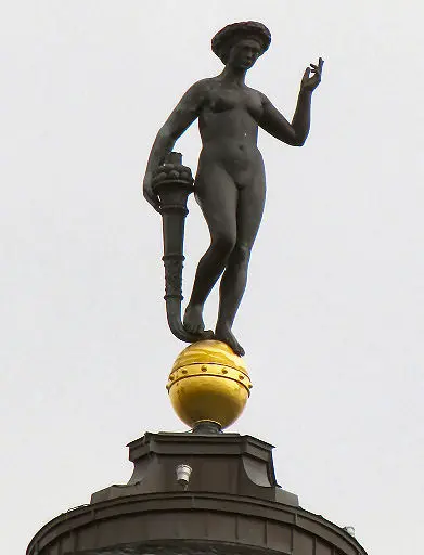 Fortuna mit Füllhorn - auf der Weltkugel stehend grüßt von Dächern Berlins