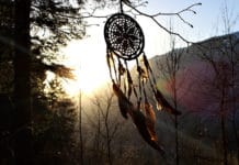 Traumfänger mit Federn im Wind.