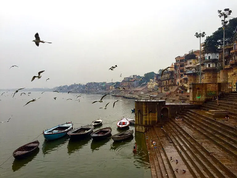 Einer der vielen Ghats am Fluss Ganges